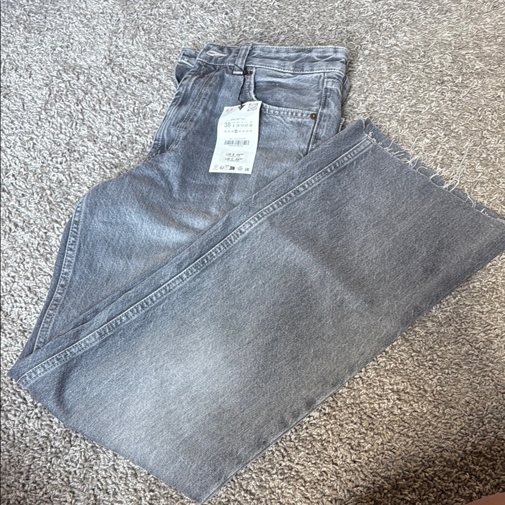 Zara Women's Straight Leg Jeans in Light Gray